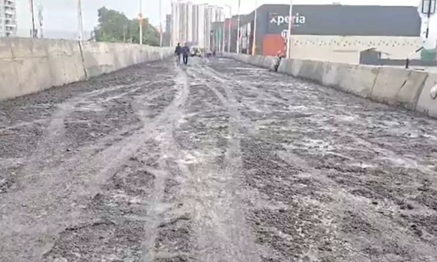 നിർമാണചെലവ് 40 കോടി; ഉദ്ഘാടനം കഴിഞ്ഞ് മണിക്കൂറുകള്‍ക്കകം പൊട്ടിപ്പൊളിഞ്ഞ് മഹാരാഷ്ട്രയിലെ  മേൽപ്പാലം