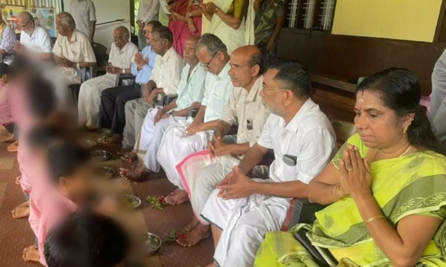 കാസർകോട് ബന്തടുക്കയിൽ വിദ്യാർഥികളെ കൊണ്ട് അധ്യാപകരുടെ പാദപൂജ ചെയ്യിച്ചു