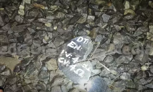 കണ്ണൂര്‍ വളപട്ടണം റെയില്‍വേ സ്റ്റേഷന് സമീപം ട്രാക്കില്‍ കോണ്‍ക്രീറ്റ് സ്ലാബ് കണ്ടെത്തി