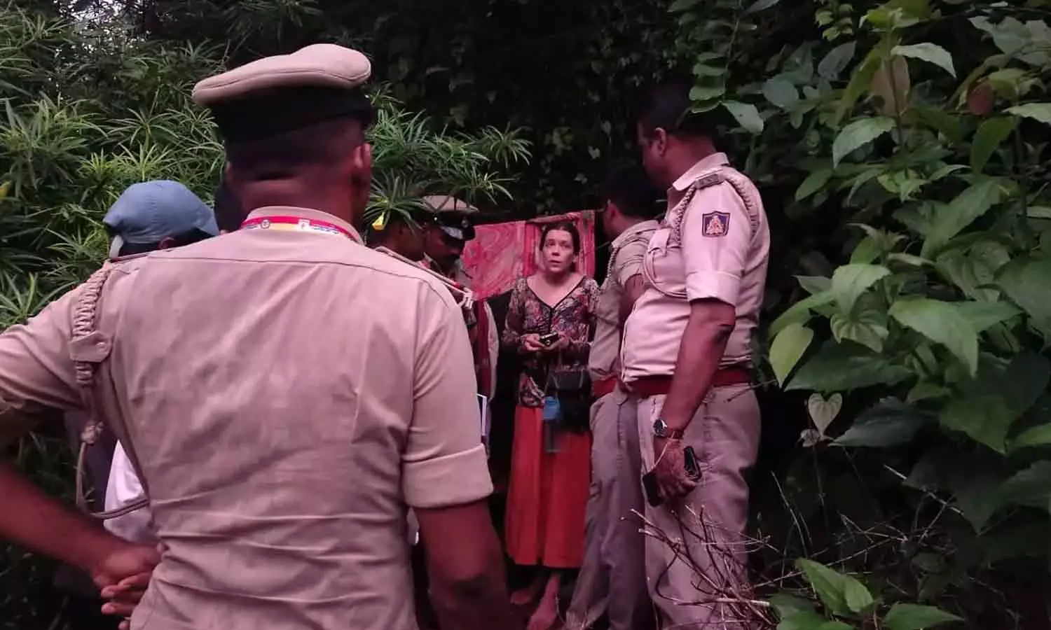 ഗുഹയിൽ തങ്ങിയത് രണ്ടാഴ്ച; എട്ട് വർഷത്തോളം അനധികൃതമായി ഇന്ത്യയിൽ തുടർന്ന റഷ്യൻ വനിതയെയും കുട്ടികളെയും കണ്ടെത്തിയത് ഗോകർണ വനത്തിൽ