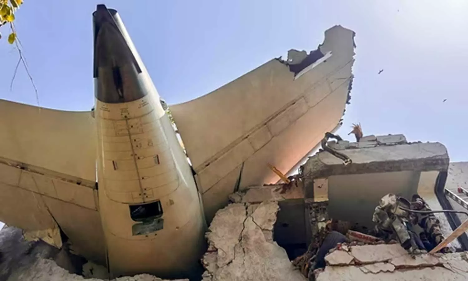 അഹമ്മദാബാദ് വിമാനദുരന്തം: പിഴവ് പൈലറ്റിന്റെ തലയിൽ കെട്ടിവയ്ക്കാൻ ശ്രമം; റിപ്പോര്ട്ട് തള്ളി പൈലറ്റ് അസോസിയേഷന് അഹമ്മദാബാദ് വിമാനദുരന്തം: പിഴവ് പൈലറ്റിന്റെ തലയിൽ കെട്ടിവയ്ക്കാൻ ശ്രമം; റിപ്പോര്ട്ട് തള്ളി പൈലറ്റ് അസോസിയേഷന്