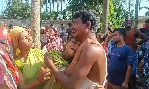 ഇതൊരു യുദ്ധഭൂമി പോലിരിക്കുന്നു.., വഴിയാധാരമായി ആയിരങ്ങൾ; അസമിലെ ഗോൾപാറയിൽ വീണ്ടും കുടിയൊഴിപ്പിക്കൽ