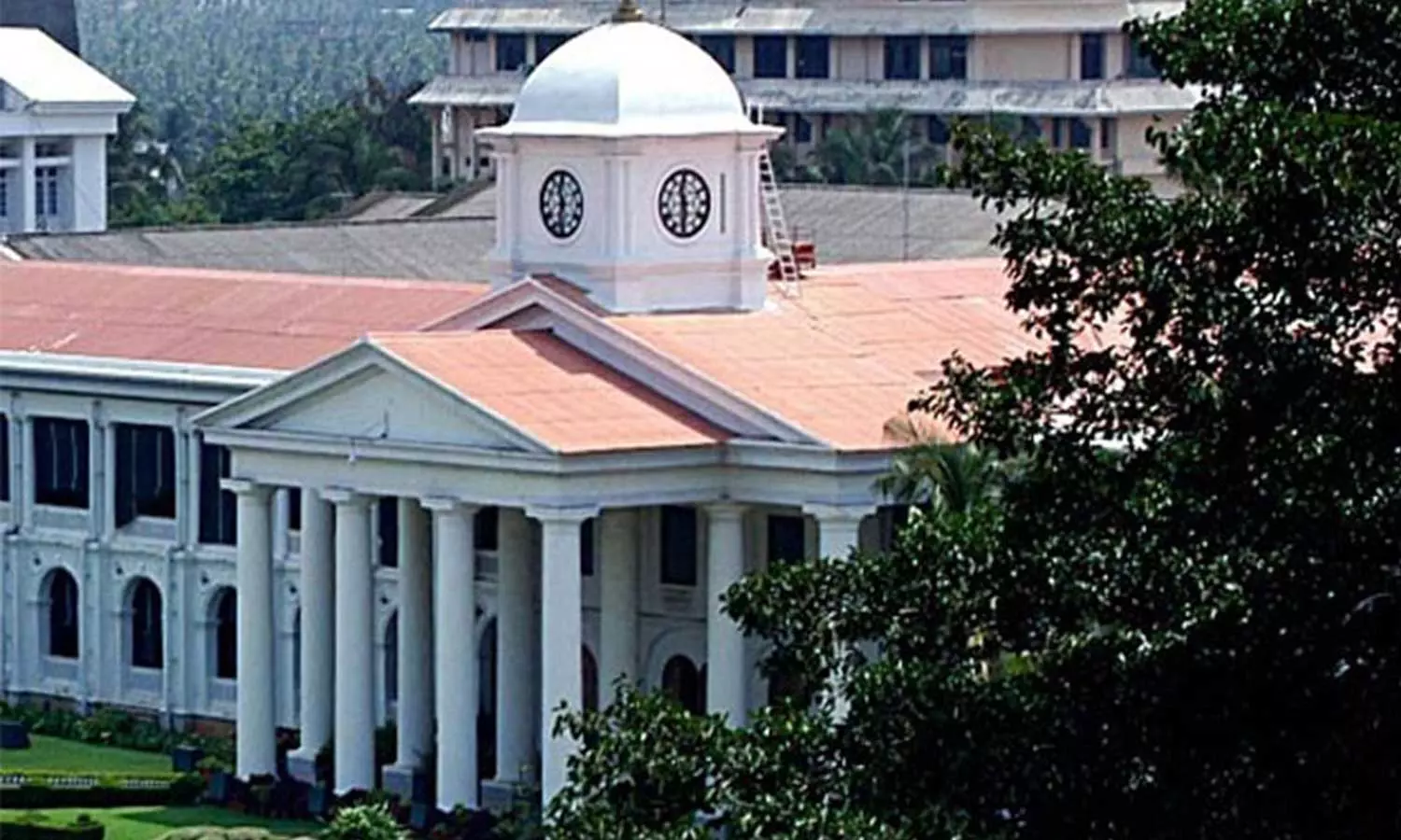 സെക്രട്ടേറിയറ്റിലെ സുരക്ഷാ ജീവനക്കാരിക്ക് പാമ്പ് കടിയേറ്റു