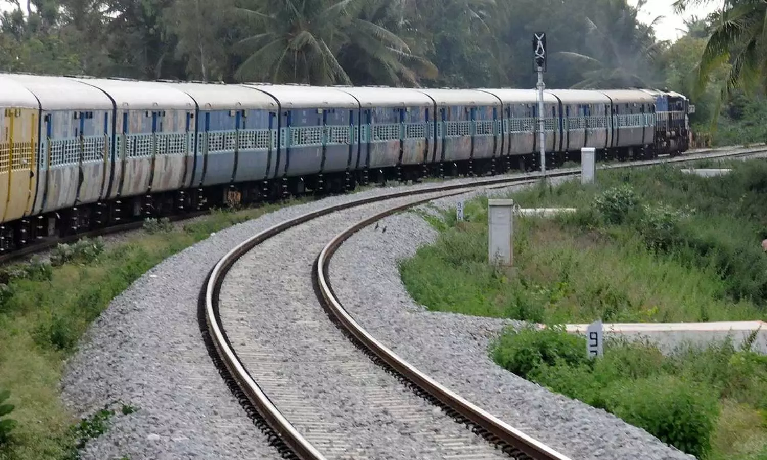 ഇനി ട്രെയിനുകളിലും സിസിടിവി; 74,000 കോച്ചുകളിൽ ക്യാമറ സ്ഥാപിക്കും