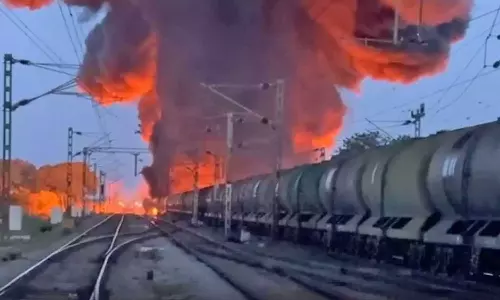 തമിഴ്നാട് തിരുവള്ളൂരിൽ ചരക്ക് ട്രെയിനിന് തീപിടിച്ചു; തീപിടിച്ചത് ഡീസൽ കയറ്റി വന്ന ബോഗികളിൽ