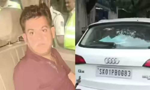 ഡൽഹിയിൽ ഫുട്പാത്തിൽ ഉറങ്ങിക്കൊണ്ടിരുന്നവർക്കിടയിലേക്ക് കാർ പാഞ്ഞുകയറി; എട്ട് വയസുള്ള കുട്ടിയടക്കം അഞ്ച് പേർക്ക് ഗുരുതര പരിക്ക്