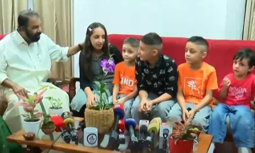 ആദ്യമായിട്ടാണ് മന്ത്രിയെ അടുത്ത് കാണുന്നത്‌; വി.ശിവന്‍കുട്ടിയെ കാണാനെത്തി അഫ്ഗാൻ കുട്ടികൾ