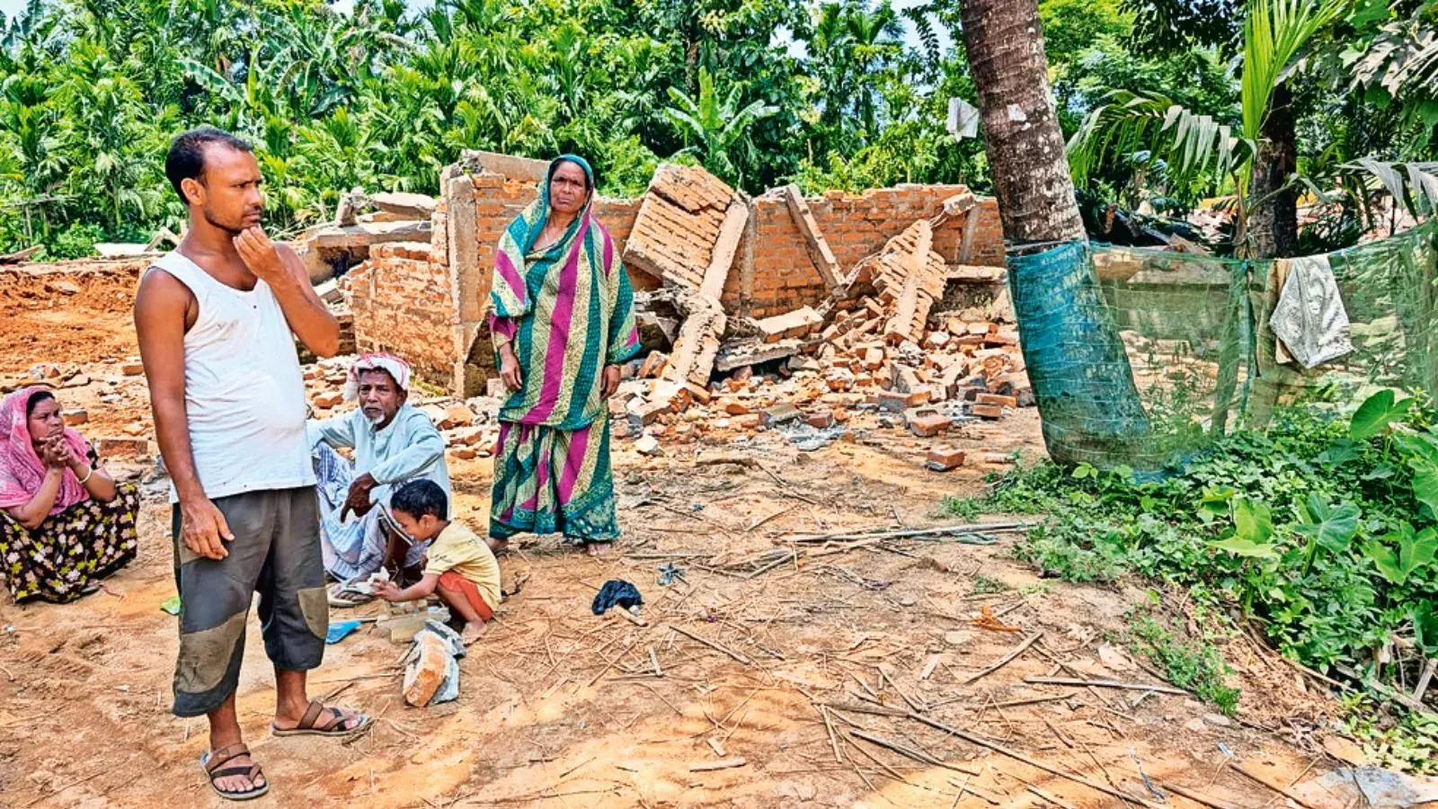 കരഞ്ഞാലും വീട് ബാക്കിവെക്കില്ല, എതിർത്താൽ പിന്നെ ഞങ്ങളുണ്ടാവില്ല; അസമിൽ നടക്കുന്നത് സ്വാതന്ത്ര്യത്തിന് ശേഷം രാജ്യംകണ്ട ഏറ്റവും വലിയ കുടിയൊഴിപ്പിക്കൽ