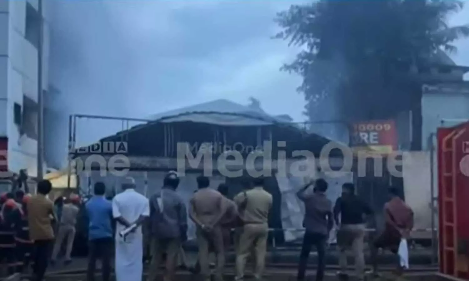 എറണാകുളത്ത് ഫർണീച്ചർ ഷോറൂമിൽ തീപിടിത്തം