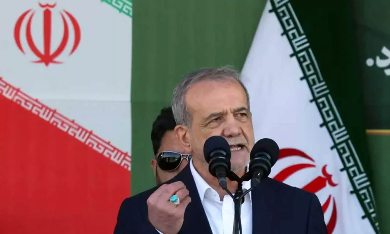 രഹസ്യയോഗം നടക്കുന്ന ബങ്കറില് മിസൈലാക്രമണം; ഇസ്രായേലിന്റെ വധശ്രമത്തിൽ നിന്ന് ഇറാൻ പ്രസിഡന്റ് രക്ഷപ്പെട്ടത് തലനാരിഴക്ക് രഹസ്യയോഗം നടക്കുന്ന ബങ്കറില് മിസൈലാക്രമണം; ഇസ്രായേലിന്റെ വധശ്രമത്തിൽ നിന്ന് ഇറാൻ പ്രസിഡന്റ് രക്ഷപ്പെട്ടത് തലനാരിഴക്ക്