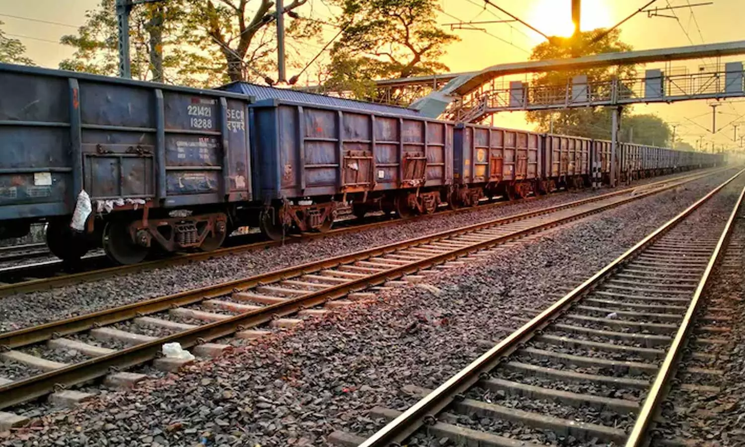 ഗുഡ്‌സ് ട്രെയിന് മുകളില്‍ കയറി റീല്‍ ചിത്രീകരണം; 16കാരന്‍ ഷോക്കേറ്റ് മരിച്ചു