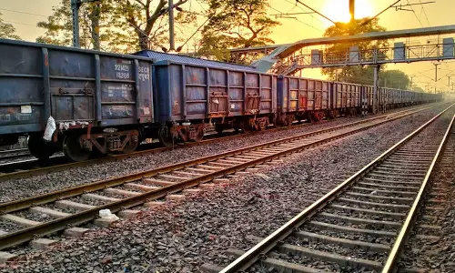 ഗുഡ്‌സ് ട്രെയിന് മുകളില്‍ കയറി റീല്‍ ചിത്രീകരണം; 16കാരന്‍ ഷോക്കേറ്റ് മരിച്ചു