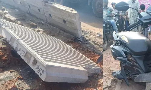 കൊല്ലത്ത് ദേശീയപാത നിർമ്മാണത്തിനിടെ സ്ലാബ് ഇളകി വീണ്  സ്കൂട്ടർ യാത്രക്കാരിക്ക് പരിക്ക്