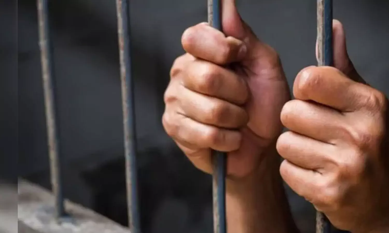 വിലകൂടിയ വസ്ത്രങ്ങൾ വാങ്ങാനും ലൈവ് സ്ട്രീമിങ് കാണാനും  ആൺകുട്ടികളെ 10 ലക്ഷം രൂപക്ക് വിറ്റു; അമ്മക്ക് തടവും പിഴയും