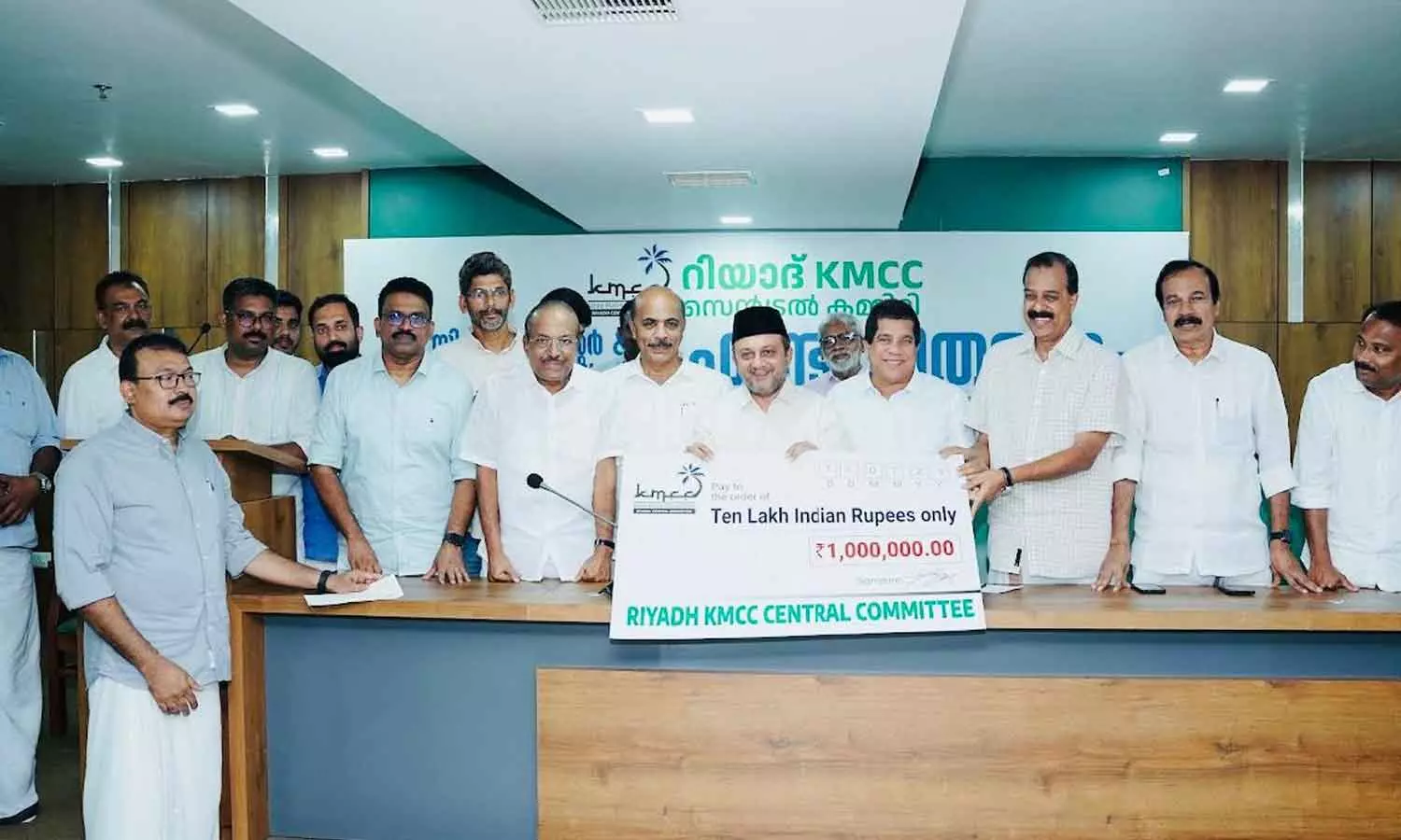 സിഎച്ച് സെന്ററുകൾക്ക് ഒരു കോടി, മരണപ്പെട്ടവരുടെ കുടുംബങ്ങൾക്ക് 30 ലക്ഷം: റിയാദ് കെഎംസിസി ഫണ്ട് കൈമാറി സിഎച്ച് സെന്ററുകൾക്ക് ഒരു കോടി, മരണപ്പെട്ടവരുടെ കുടുംബങ്ങൾക്ക് 30 ലക്ഷം: റിയാദ് കെഎംസിസി ഫണ്ട് കൈമാറി