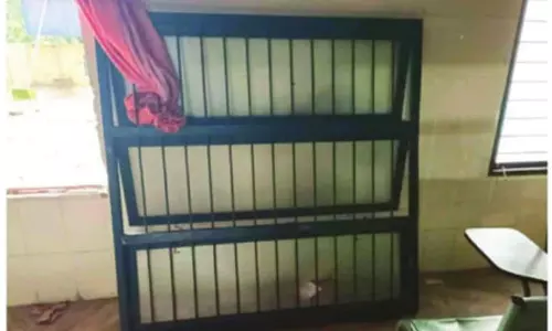 മഞ്ചേരി മെഡിക്കൽ കോളജ് കെട്ടിടത്തിന്റെ ജനൽ കാറ്റിൽ അടർന്നുവീണു; രണ്ടു നഴ്സിങ് വിദ്യാർഥികൾക്ക് പരിക്ക്