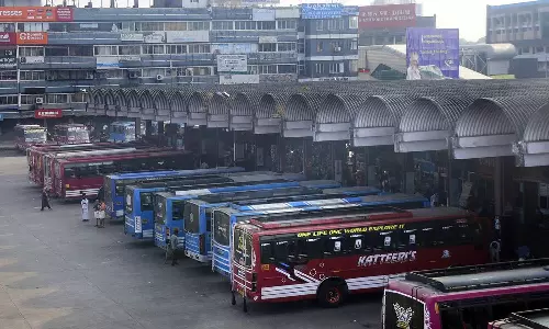 വിദ്യാർഥികളുടെ ടിക്കറ്റ് നിരക്ക് കൂട്ടണമെന്ന് ആവശ്യം; സ്വകാര്യ ബസുടമകളെ ചർച്ചക്ക് വിളിച്ച് മന്ത്രി