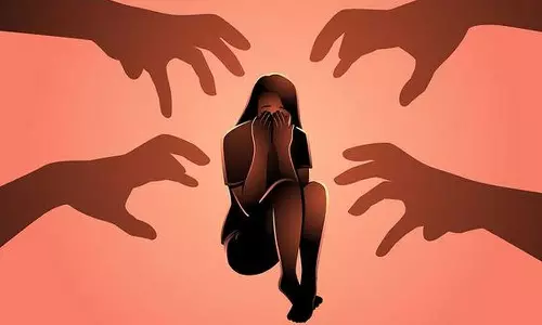 പ്രായപൂര്ത്തിയാകാത്ത പെണ്കുട്ടിയെ പീഡിപ്പിച്ചെന്ന് പരാതി; രണ്ടുപേര് കസ്റ്റഡിയില് പ്രായപൂര്ത്തിയാകാത്ത പെണ്കുട്ടിയെ പീഡിപ്പിച്ചെന്ന് പരാതി; രണ്ടുപേര് കസ്റ്റഡിയില്