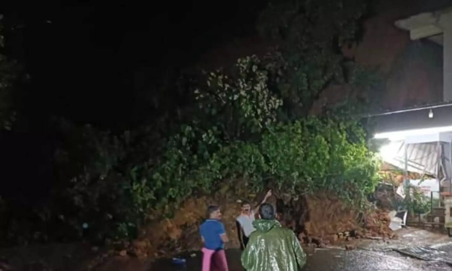 കോഴിക്കോട്  കുറ്റ്യാടി ചുരം പത്താം വളവിൽ മണ്ണിടിഞ്ഞു;  ഗതാഗതം പൂർണമായും തടസപ്പെട്ടു