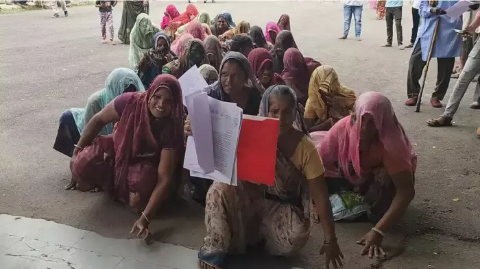 റോഡില്ല, കുടിവെള്ളമില്ല, കുട്ടികളെ സ്കൂളിൽ അയക്കാനാകുന്നില്ല; നീമുച്ച് കലക്ടറുടെ മുന്നിൽ മുട്ടിലിഴഞ്ഞ് 32 സ്ത്രീകളുടെ പ്രതിഷേധം