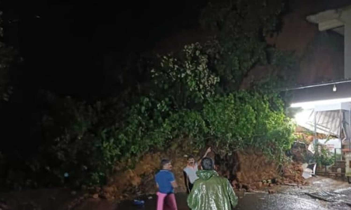 കോഴിക്കോട്  കുറ്റ്യാടി ചുരം പത്താം വളവിൽ മണ്ണിടിഞ്ഞു;  ഗതാഗതം പൂർണമായും തടസപ്പെട്ടു