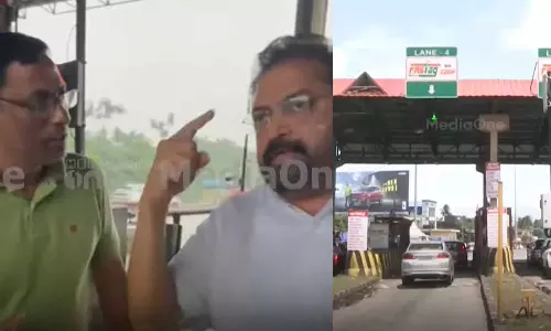 ഭാര്യാ പിതാവിന്‍റെ സംസ്കാര ചടങ്ങില്‍ പങ്കെടുക്കാനായില്ല,രണ്ട് മണിക്കൂറിലധികം ഗതാഗതക്കുരുക്കില്‍ കുടുങ്ങി; പാലിയേക്കര ടോൾ ബൂത്തിൽ പ്രതിഷേധിച്ച് വ്യവസായി