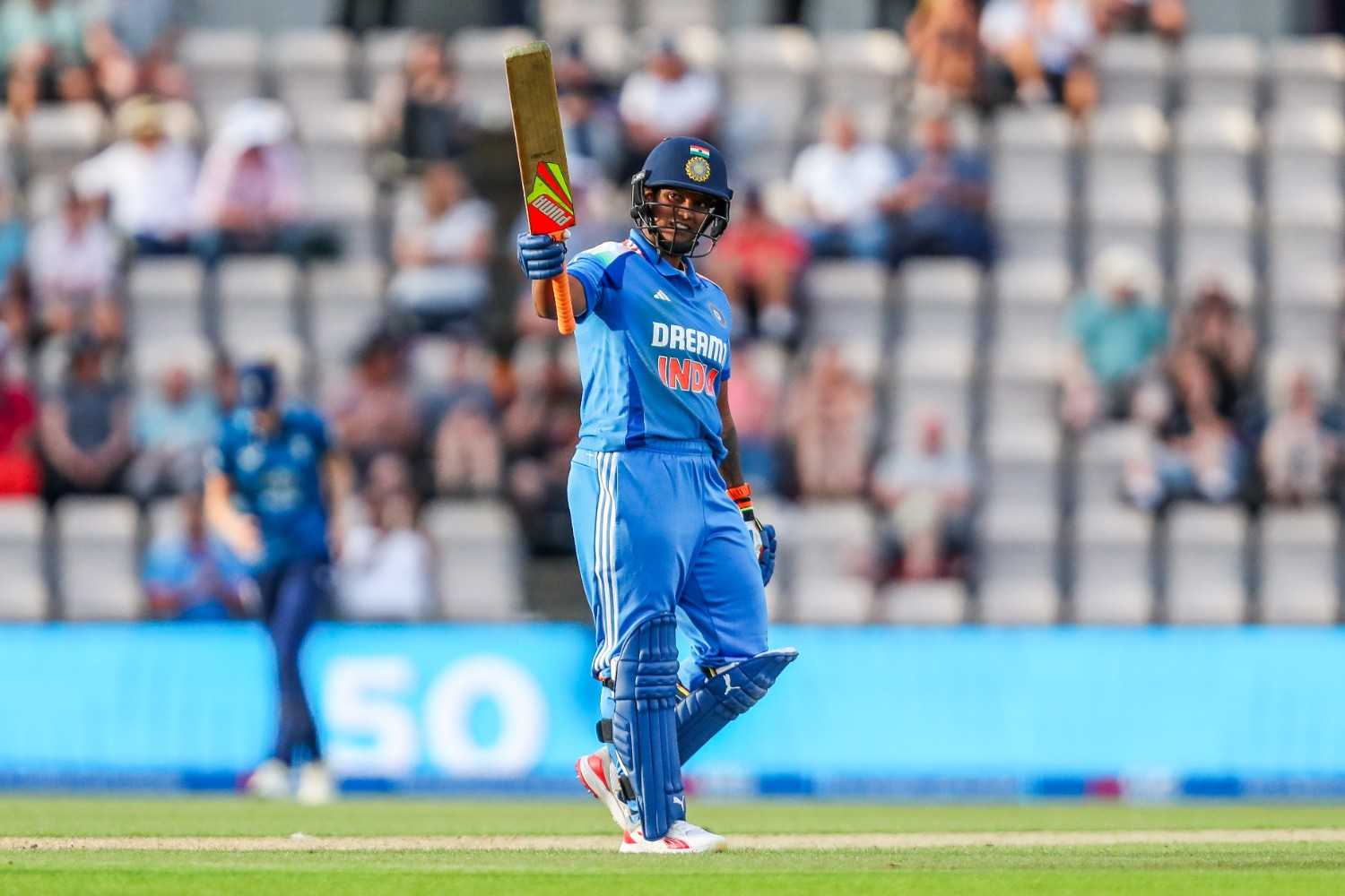 ഇന്ത്യൻ വനിതകൾക്ക് ജയം: ഇംഗ്ലണ്ടിനെ തോല്പിച്ചത് 4 വിക്കറ്റുകൾക്ക്.