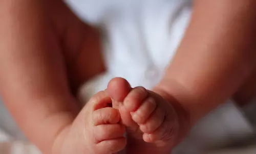 ഓടിക്കൊണ്ടിരുന്ന ബസിൽ വച്ച് യുവതി പ്രസവിച്ചു; ആൺകുഞ്ഞിനെ റോഡിലേക്ക് വലിച്ചെറിഞ്ഞു കൊന്നു ഓടിക്കൊണ്ടിരുന്ന ബസിൽ വച്ച് യുവതി പ്രസവിച്ചു; ആൺകുഞ്ഞിനെ റോഡിലേക്ക് വലിച്ചെറിഞ്ഞു കൊന്നു