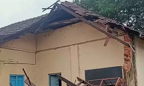 കടമ്മനിട്ട സ്‌കൂൾ വളപ്പിലെ പഴയ കെട്ടിടഭാഗങ്ങൾ തകർന്നുവീണു