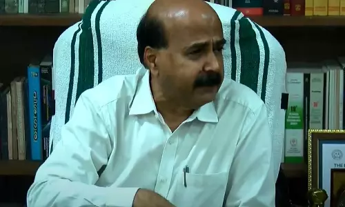 കാവിക്കൊടിയേന്തിയ ഭാരതാംബയെക്കുറിച്ചുള്ള ചോദ്യം; പ്രകോപിതനായി ഇറങ്ങിപ്പോയി വിസി മോഹനന്‍ കുന്നുമ്മല്‍