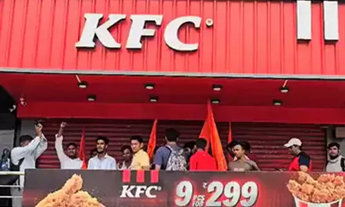 ശ്രാവണ മാസത്തിൽ  സസ്യാഹാരം മാത്രം വിളമ്പണം;  യുപിയിൽ കെഎഫ്‌സി ഔട്ട്‌ലറ്റിന് മുന്നിൽ ഹിന്ദു രക്ഷാ ദളിന്റെ പ്രതിഷേധം, ജീവനക്കാർക്ക് നേരെ കയ്യേറ്റം