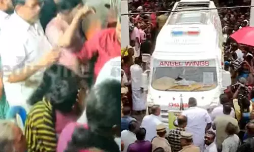 മിഥുനെ അവസാനമായി കാണാന്‍ അമ്മയെത്തി; കണ്ണീരോടെ വിട നല്‍കി ബന്ധുക്കള്‍