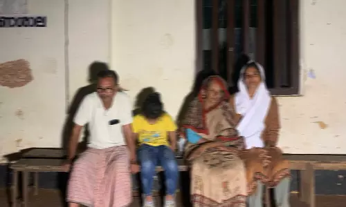 കോഴിക്കോട് ചെങ്ങോട്ടുകാവിൽ ബാങ്ക് വീട് ജപ്തി ചെയ്തു; നാലംഗ കുടുംബം കഴിയുന്നത് സ്കൂൾ വരാന്തയിൽ