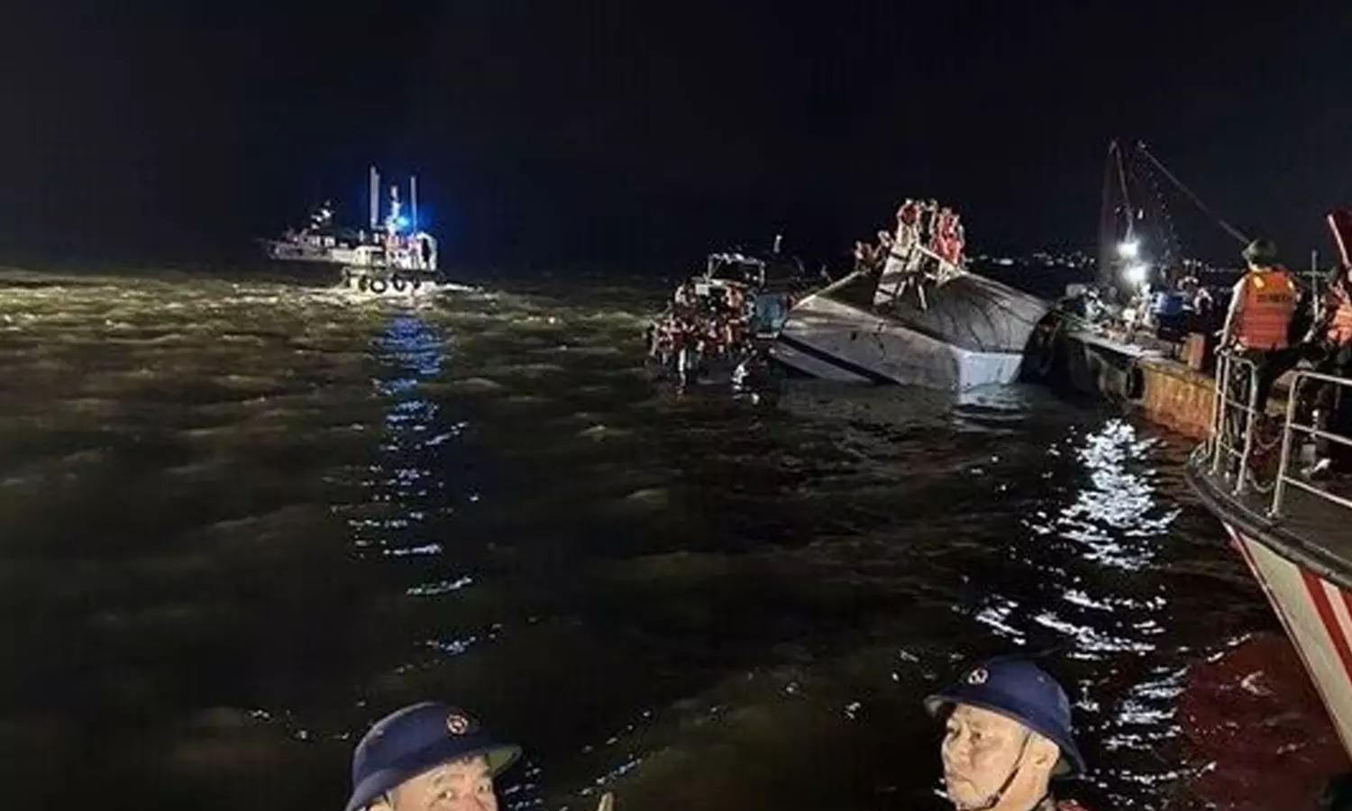 വിയറ്റ്നാമിൽ വിനോദസഞ്ചാര ബോട്ട് മറിഞ്ഞു; കുട്ടികൾ ഉൾപ്പടെ 38 മരണം