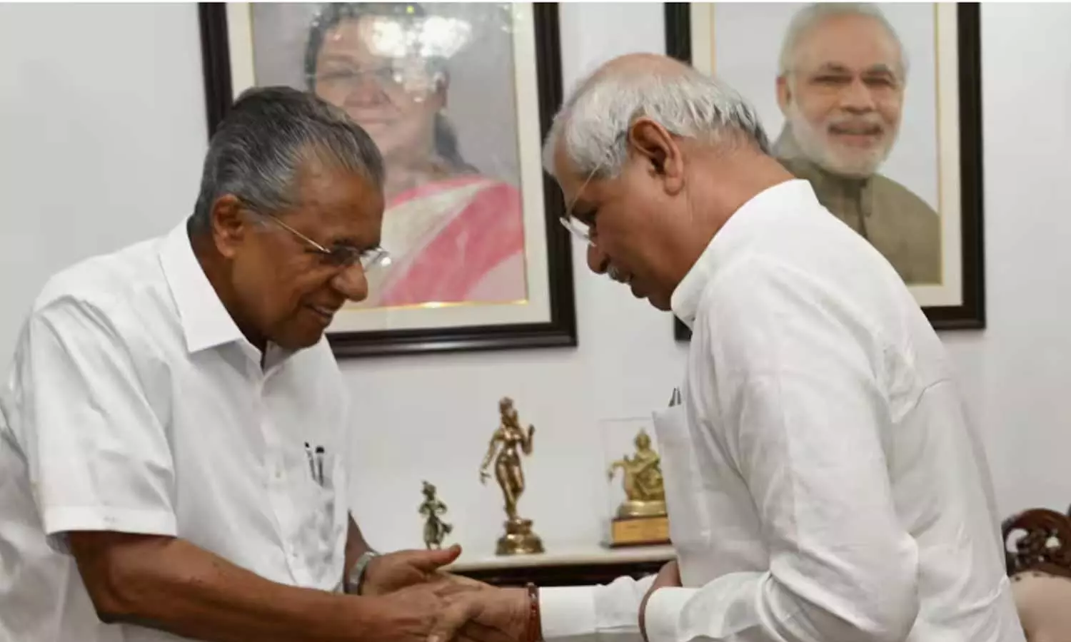 സര്വകലാശാലകളിലെ ഭരണപ്രതിസന്ധി: ഗവര്ണറുമായി സമവായത്തിന് നേരിട്ടിറങ്ങി മുഖ്യമന്ത്രി സര്വകലാശാലകളിലെ ഭരണപ്രതിസന്ധി: ഗവര്ണറുമായി സമവായത്തിന് നേരിട്ടിറങ്ങി മുഖ്യമന്ത്രി