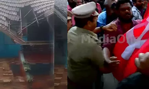 സ്കൂളിന്റെ മേല്ക്കൂര തകര്ന്നുവീണ സംഭവം: സിപിഎം, കോണ്ഗ്രസ് സംഘര്ഷം സ്കൂളിന്റെ മേല്ക്കൂര തകര്ന്നുവീണ സംഭവം: സിപിഎം, കോണ്ഗ്രസ് സംഘര്ഷം
