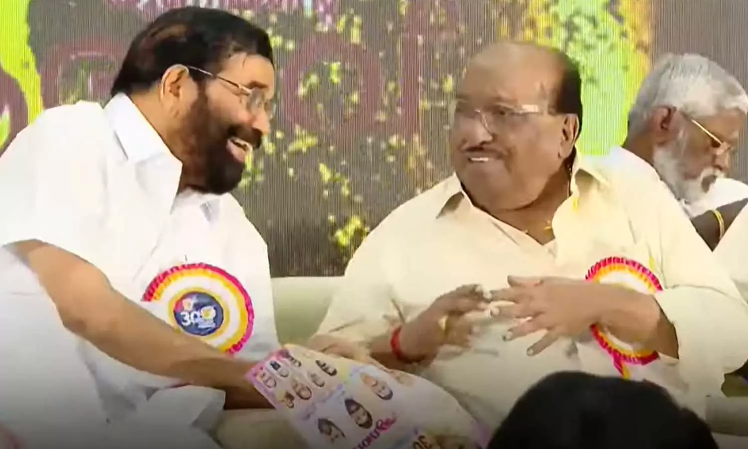 ഞാൻ വേദിയിലുള്ള സമയത്തല്ല വെള്ളാപ്പള്ളിയുടെ വര്ഗീയ പരാമർശം; വിശദീകരണവുമായി മന്ത്രി വി.എൻ വാസവൻ ഞാൻ വേദിയിലുള്ള സമയത്തല്ല വെള്ളാപ്പള്ളിയുടെ വര്ഗീയ പരാമർശം; വിശദീകരണവുമായി മന്ത്രി വി.എൻ വാസവൻ