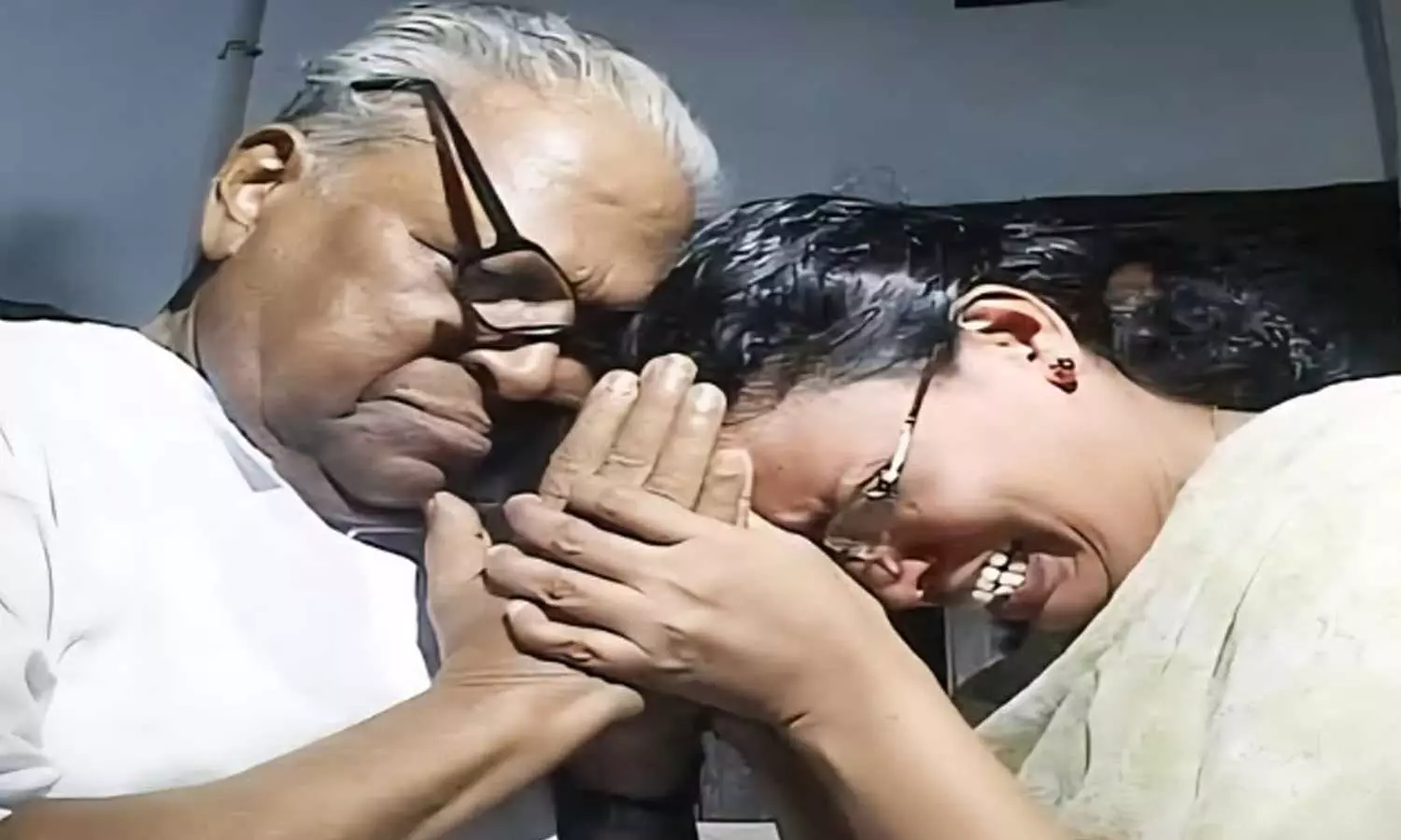 പ്രാണനിൽ പടർന്ന ഇരുട്ടിൽ, നിസ്സഹായയായി നിന്ന വേളയിൽ ആശ്വാസത്തിൻ്റെ കരസ്പർശമായിരുന്ന പ്രിയ സഖാവ്: കെ.കെ രമ പ്രാണനിൽ പടർന്ന ഇരുട്ടിൽ, നിസ്സഹായയായി നിന്ന വേളയിൽ ആശ്വാസത്തിൻ്റെ കരസ്പർശമായിരുന്ന പ്രിയ സഖാവ്: കെ.കെ രമ