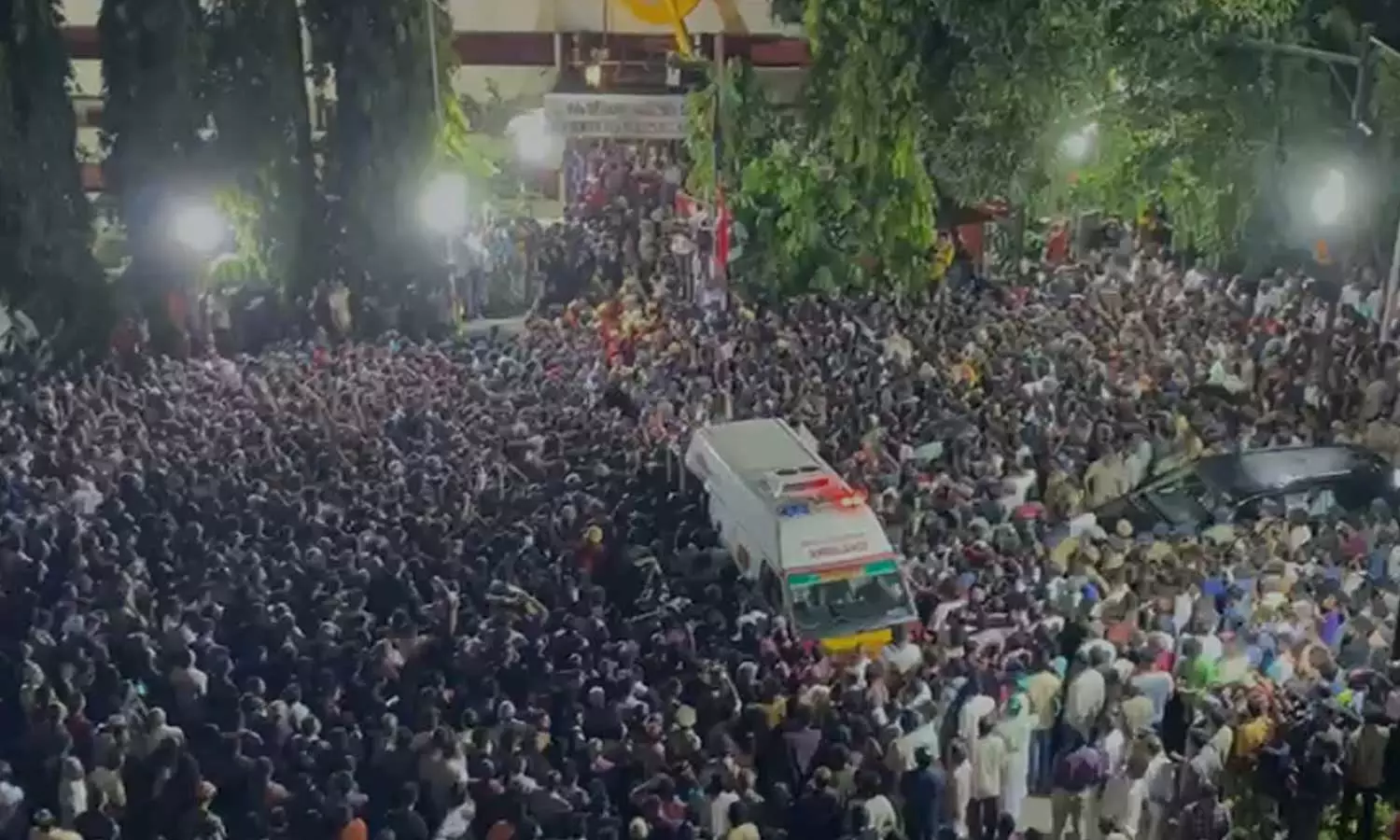 കോടി കോടി ലാൽ സലാം; വി.എസിനൊപ്പം നടന്ന് പുരുഷാരം