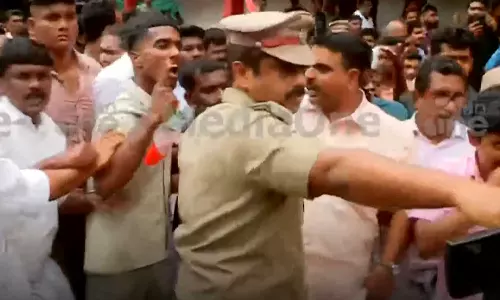 മേൽക്കൂര തകർന്നുവീണ കാർത്തികപ്പള്ളി ഗവ.യുപി സ്‌കൂളിൽ സംഘർഷം; സിപിഎം-കോൺഗ്രസ്  പ്രവർത്തകർ ഏറ്റുമുട്ടി