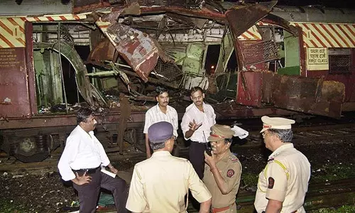 7/11 മുംബൈ ട്രെയിൻ സ്ഫോടനം; കുറ്റക്കാരെന്ന് കണ്ടെത്തിയ 12 പേരെയും വെറുതെ വിട്ടു 7/11 മുംബൈ ട്രെയിൻ സ്ഫോടനം; കുറ്റക്കാരെന്ന് കണ്ടെത്തിയ 12 പേരെയും വെറുതെ വിട്ടു
