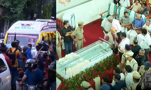 സമരനായകൻ മടങ്ങുന്നു; വി.എസ് ദർബാർ ഹാളിലേക്ക്