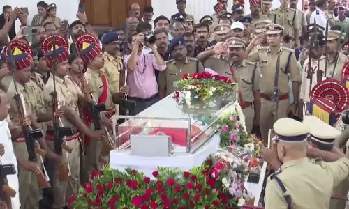 വി.എസിന് ഹൃദയാഞ്ജലി: ദർബാർ ഹാളിൽ പൊതുദർശനം ആരംഭിച്ചു