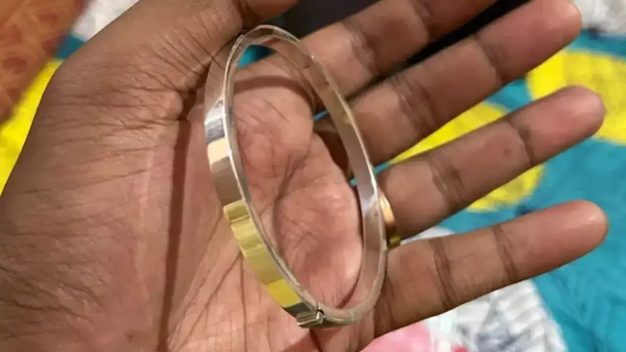 അഡ്വാൻസ് തുകയ്ക്കൊപ്പം വാടകക്കാരന് വെള്ളി വള സമ്മാനമായി നൽകി വീട്ടുടമ; ബില്യണിൽ ഒരാളെന്ന് നെറ്റിസൺസ്