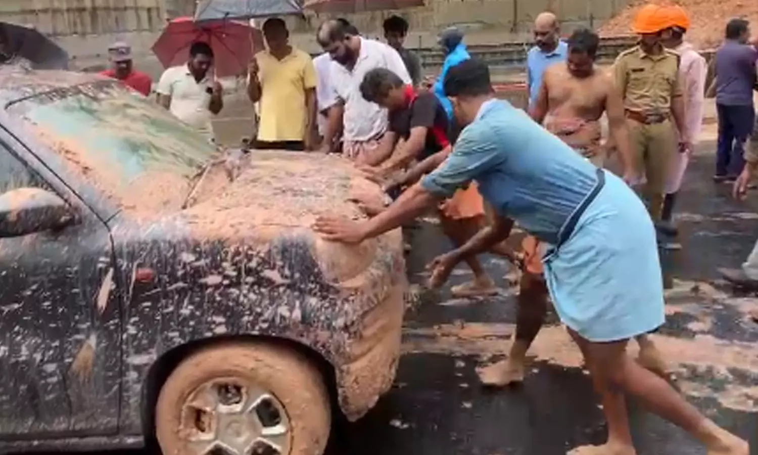 കാസർകോട് ചെറുവത്തൂർ ദേശീയപാതയിൽ അധ്യാപികയുടെ കാറിന് മുകളിൽ മണ്ണിടിഞ്ഞു