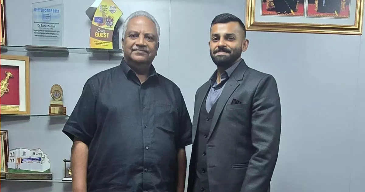 എയർ ഇന്ത്യ എക്സ്പ്രസ്സ് ഒമാൻ ഹെഡ് വരുൺ കഡേക്കർ എംബസി കോൺസുലാർ എജന്റ് ഡോ. കെ. സനാതനനെ സന്ദർശിക്കുന്നു എയർ ഇന്ത്യ എക്സ്പ്രസ്സ് ഒമാൻ ഹെഡ് വരുൺ കഡേക്കർ എംബസി കോൺസുലാർ എജന്റ് ഡോ. കെ. സനാതനനെ സന്ദർശിക്കുന്നു