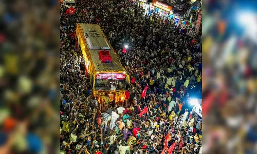 മഴ അവഗണിച്ചും പ്രിയ സഖാവിന് അന്ത്യാഭിവാദ്യം അർപ്പിച്ച് വൻജനക്കൂട്ടം