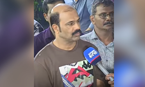 വീട്ടിൽ പോയില്ല; സഖാവിനെ കാണാൻ സൗദിയിൽ നിന്നും നേരെ വി.എസിന്റെ വീട്ടിലേക്കെത്തി ഉസ്മാൻ