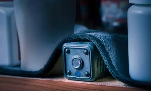 ഭാര്യ കുളിക്കുന്ന ദൃശ്യങ്ങള്‍ പകര്‍ത്തി ബ്ലാക് മെയില്‍ ചെയ്ത് സര്‍ക്കാര്‍ ഉദ്യോഗസ്ഥന്‍; ലോണടക്കാന്‍ 1.5 ലക്ഷം രൂപ തന്നില്ലെങ്കില്‍ വീഡിയോ പ്രചരിപ്പിക്കുമെന്ന് ഭീഷണി