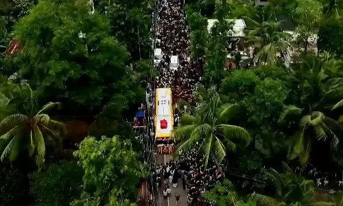 വീടണഞ്ഞ് വി.എസ് പറവൂർ വേലിക്കകത്ത് വീടിന് സമീപം ജനസാഗരം
